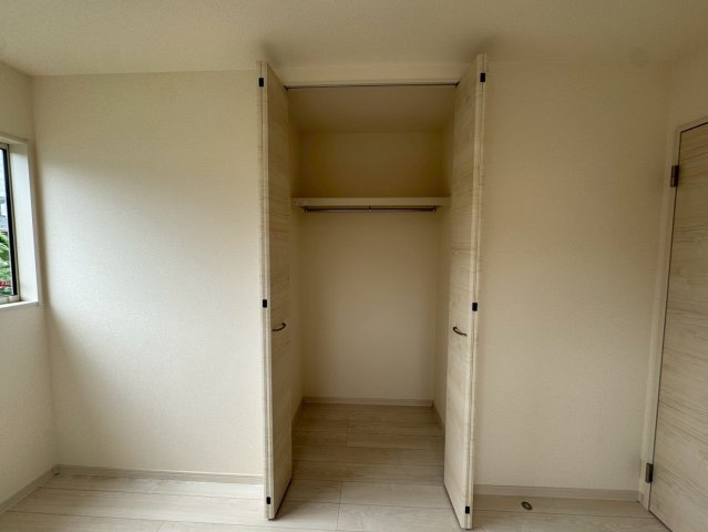 リーブルガーデン南城市佐敷新開 第３・限定１棟の収納|２階洋室６帖に設置されたクローゼット収納