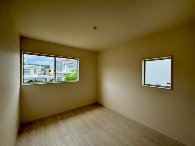 リーブルガーデン南城市佐敷新開 第３・限定１棟の洋室|二面採光の２階洋室5.75帖