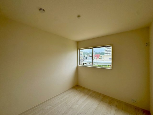 リーブルガーデン南城市佐敷新開 第３・限定１棟の洋室|二面採光の２階洋室5.75帖