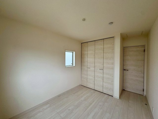 リーブルガーデン南城市佐敷新開 第３・限定１棟の洋室|二面採光の２階洋室5.75帖・クローゼット収納付き