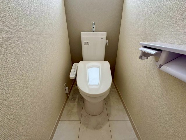 リーブルガーデン南城市佐敷新開 第３・限定１棟のトイレ|２階トイレ・換気窓＆手すり付き／洗浄便座