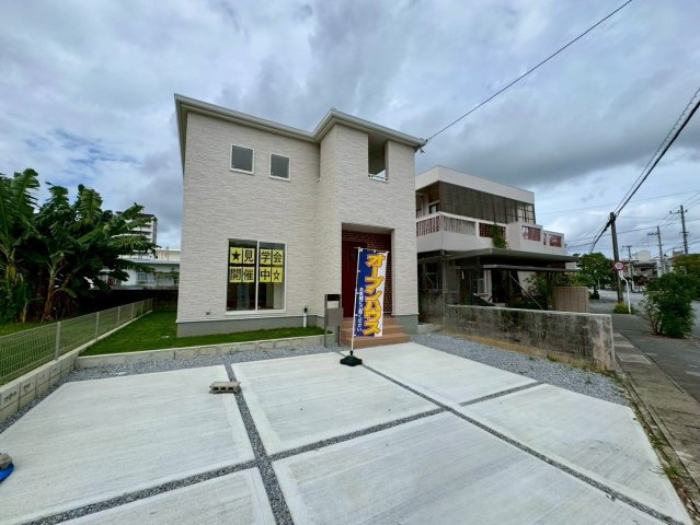 リーブルガーデン南城市佐敷新開 第３・限定１棟の駐車場|ガーデンスペース＆並列駐車可能スペース付き！お気軽にお問い合わせください♪