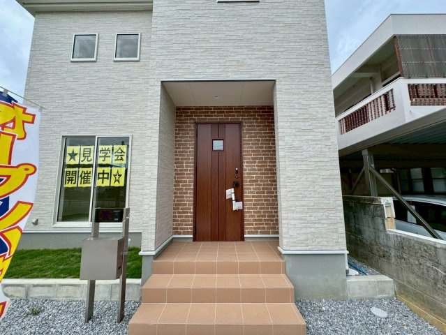 リーブルガーデン南城市佐敷新開 第３・限定１棟の玄関|屋根付きで置き配スペースも確保できる玄関ポーチ／人感センサー＆TVモニター付きインターフォン