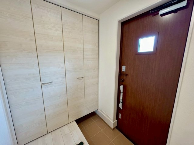 リーブルガーデン南城市佐敷新開 第３・限定１棟の玄関|玄関には、可動式棚付きで大容量の天井高シューズクローゼット付き！