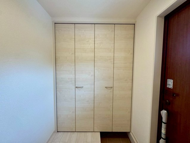 リーブルガーデン南城市佐敷新開 第３・限定１棟の収納|可動式棚付きで大容量の天井高シューズクローゼット