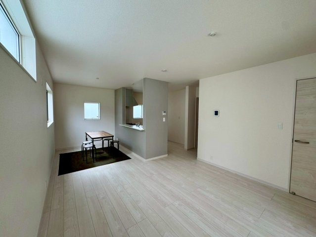 リーブルガーデン南城市佐敷新開 第３・限定１棟の居間・リビング|16帖の明るく広々としたLDK＋タタミコーナー３帖