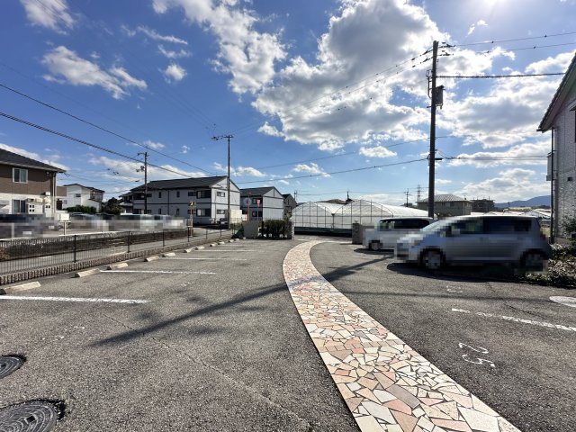 リビングタウン万々 B棟の駐車場