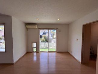 【居間・リビング】 | 桂見　中古戸建