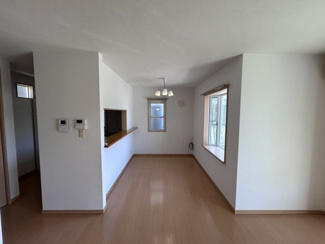 【居間・リビング】 | 桂見　中古戸建