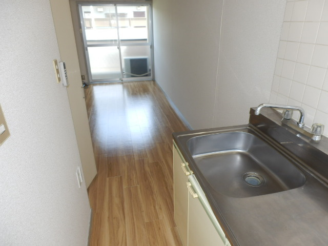 【内装】 | リンデンハイム | キッチンから洋室へ