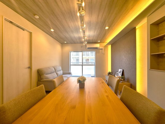 ユニーブル成増　A棟の居間・リビング|陽だまりのような温もりに包まれる広々リビング。家族の笑顔と心地よい毎日を育む、かけがえのない場所に。