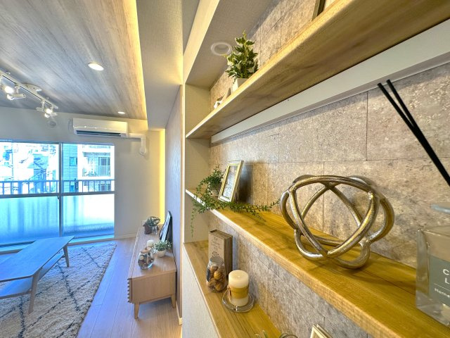 ユニーブル成増　A棟の居間・リビング|陽だまりのような温もりに包まれる広々リビング。家族の笑顔と心地よい毎日を育む、かけがえのない場所に。