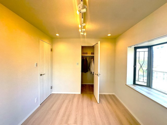 ユニーブル成増　A棟の洋室|クローゼットを備えた機能的な洋室。収納力に優れ、すっきりと整った空間を保ちやすく、住まい全体の心地よさを高めてくれます。