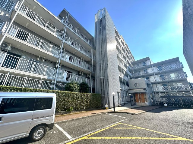 ユニーブル成増　A棟の外観|控えめながらも洗練されたフォルムが、街並みに自然と溶け込みます。ほどよい高さと落ち着きのある佇まいが、住まう人に安心感と静かな誇りをもたらします。