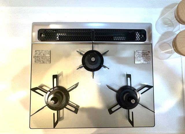 ユニーブル成増　A棟のキッチン|3口ガスコンロで、同時調理もスムーズに。忙しい毎日にうれしい機能です。ガラストップコンロはスタイリッシュなデザインで、掃除が簡単、汚れがつきにくいなどのメリットがあります。