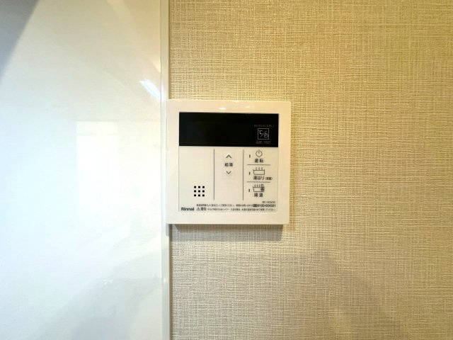 ユニーブル成増　A棟の発電・温水設備|ワンタッチ操作でお湯張りや追い焚きができるオートバスは、忙しい日々の中でも快適なバスタイムをサポート。湯温の調整や保温も自動で行えるため、いつでもちょうどいい温かさのお風呂が待っています。