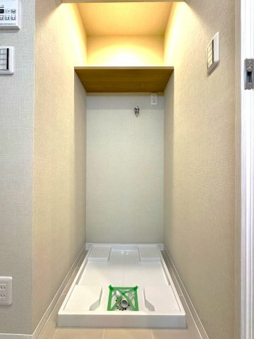 ユニーブル成増　A棟のランドリースペース|使い勝手の良いランドリースペースは、洗濯から干す・しまうまでの動線がスムーズに整えられ、毎日の家事負担を軽減。忙しい日々の中でも、効率よく快適に洗濯がこなせる嬉しい工夫が詰まっています。