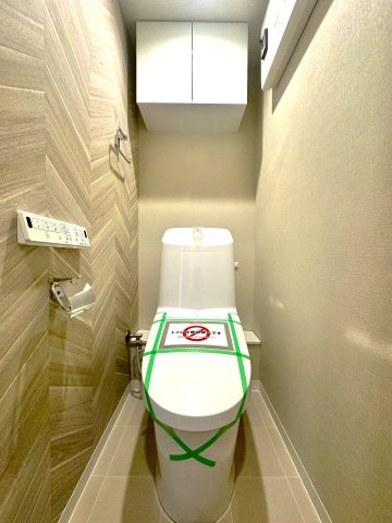 ユニーブル成増　A棟のトイレ|最新設備を備えたトイレは、快適性とスタイリッシュさを兼ね備えた空間。清潔感のある美しい内装とすっきりとしたデザインが、暮らしに心地よさをプラス。清潔・快適・美しさが調和した、上質なトイレ空間です。