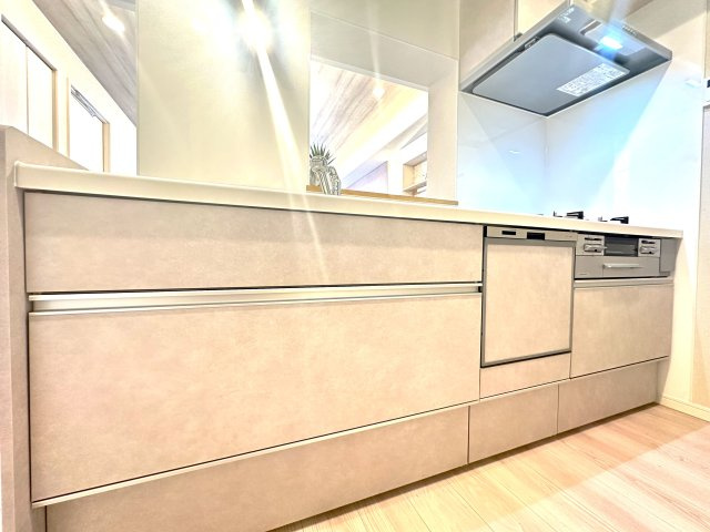 ユニーブル成増　A棟のキッチン|家族の健康を支える“食”の空間。手の届くところに必要なものが収まる動線設計で、効率的な家事を叶えるキッチンです。明るく開放的な空間で、毎日の料理がもっと楽しくなります。