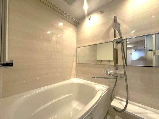 ユニーブル成増　A棟の浴室|家族みんなの疲れをやさしく包み込む、広々とした癒しのバスルーム。ゆったりとくつろげる空間で、日々のストレスもすっと解きほぐされる、心身ともにリラックスできるひとときをお届けします。