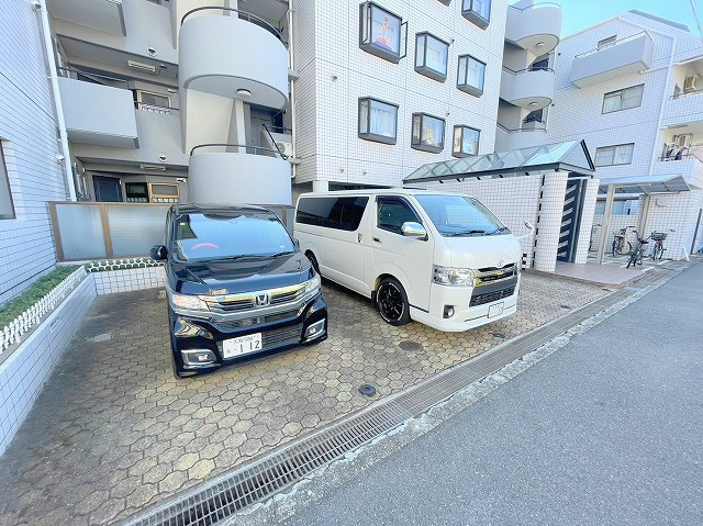 ビラ小松の駐車場
