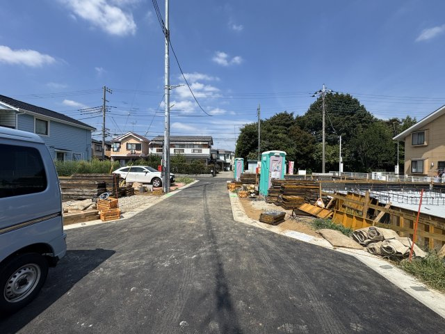 柏市東山２丁目新築戸建【酒井根西小学校：10分】の前面道路含む現地写真|北側前面道路