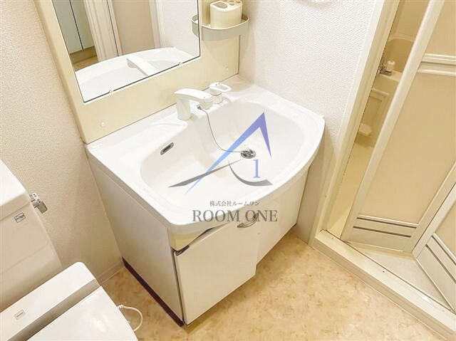 Rising place 桜木町二番館の洗面所|独立洗面台です。