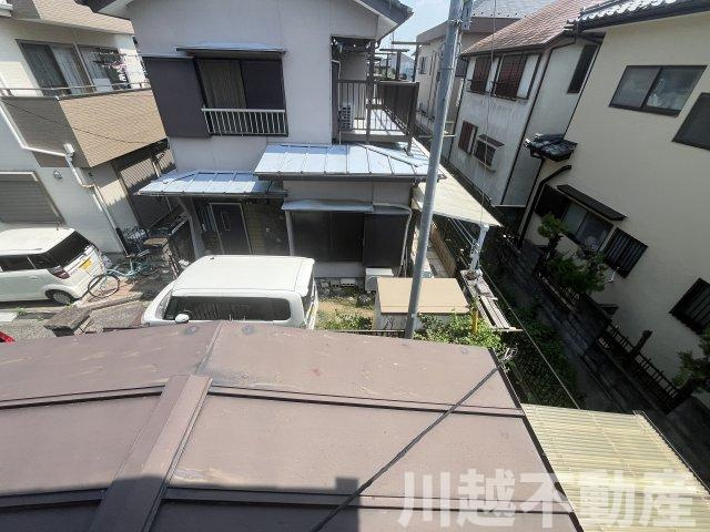 桜を愛でる情緒ある佇まいの展望|西側隣家とは駐車スペースのおかげで日差したっぷりです。
