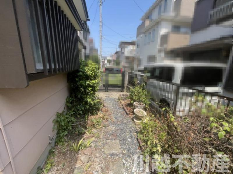 桜を愛でる情緒ある佇まいの庭|建物東側の庭は、駐車スペースとして利用可能です。