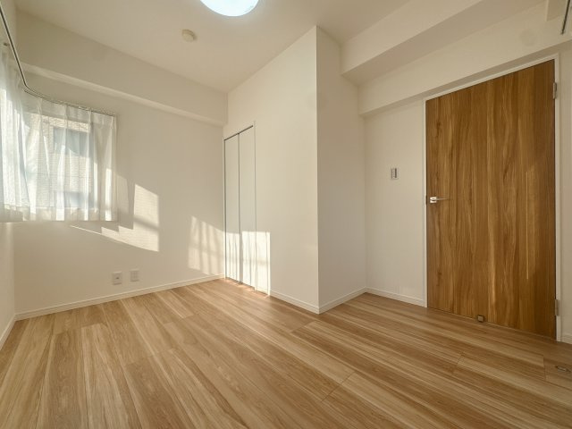 【洋室】 | ロマネスク大濠アネックス☆仲介手数料無料☆ | 休日は家族揃って徒歩約8～9分の大濠公園へ。ジョギングやピクニック、美術館でのアート体験など、福岡屈指の豊かな自然と文化が日常のすぐそばにあります。