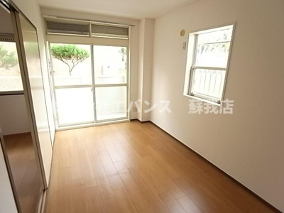 【寝室】 | メゾンドパス | 広くて明るい寝室