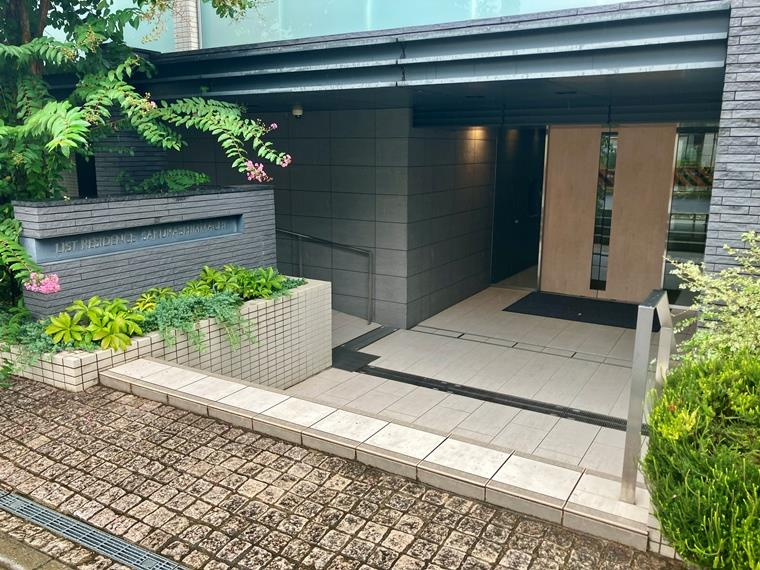 リストレジデンス桜新町のエントランス