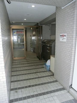 エントランスには防犯カメラ設置