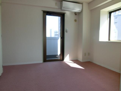 日当たり良好な洋室　２面採光２面換気