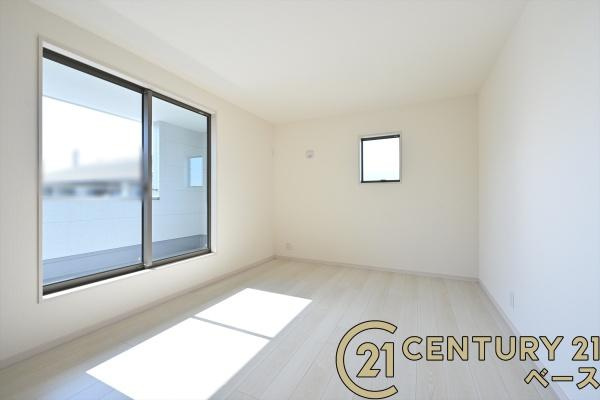 リーブルガーデン法蓮町 ／新築一戸建の内観：施工例|■冬物のコートや季節のものなどたくさんしまえる広さ！■
