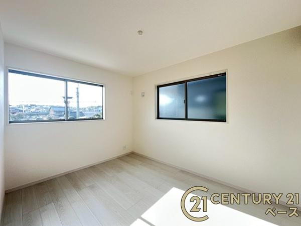 リーブルガーデン椿井 ２号棟 ／新築一戸建の洋室|■現地撮影写真■日当たりのよい明るい雰囲気の洋室です！