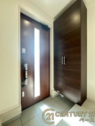 リーブルガーデン椿井 ２号棟 ／新築一戸建の玄関|■現地撮影写真■すっきりとした明るい玄関が家族やお客様を迎えてくれます！