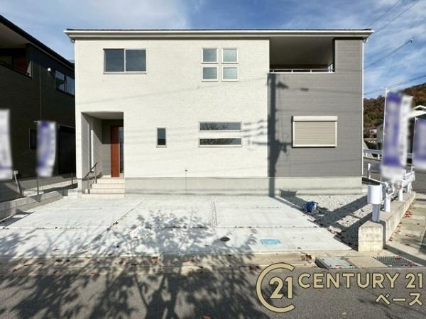 リーブルガーデン椿井 ２号棟 ／新築一戸建の駐車場|■現地撮影写真■駐車スペース３台分完備！