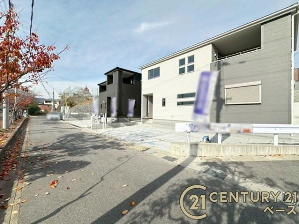 リーブルガーデン椿井 ２号棟 ／新築一戸建の前面道路含む現地写真|■現地撮影写真■敷地と道路の高低差が少なく駐車もスムーズです！