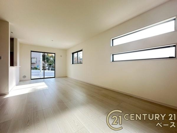 リーブルガーデン椿井 ２号棟 ／新築一戸建の居間・リビング|■現地撮影写真■家計と環境に優しい、断熱性・保温性に優れたペアガラスを使用しています！