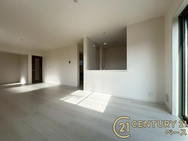 リーブルガーデン椿井 ２号棟 ／新築一戸建の居間・リビング|■現地撮影写真■ご家族でくつろいでいただける広々したＬＤＫ！