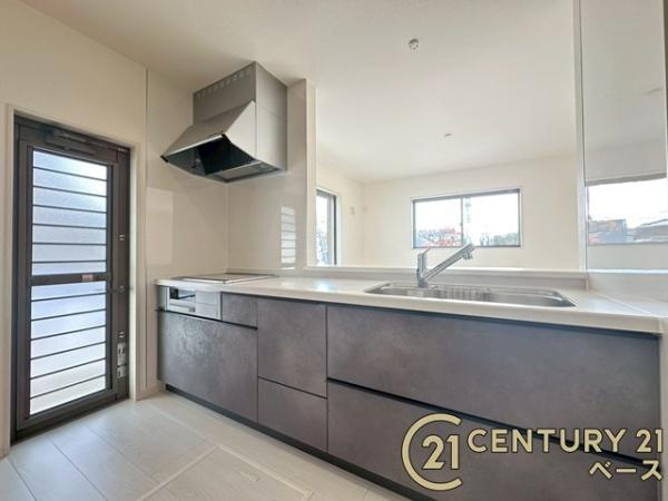 リーブルガーデン椿井 ２号棟 ／新築一戸建のキッチン|■現地撮影写真■収納力と使いやすさを追求したシステムキッチンです！