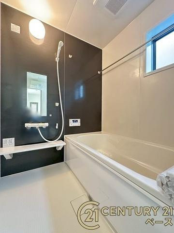 リーブルガーデン椿井 ２号棟 ／新築一戸建の浴室|■現地撮影写真■浴室暖房乾燥機を完備！ゆったりした浴槽での入浴は疲れも癒してくれます！