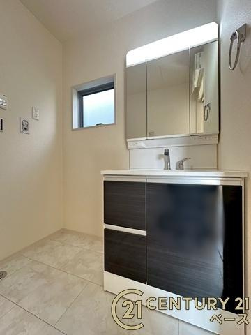 リーブルガーデン椿井 ２号棟 ／新築一戸建の独立洗面台|■現地撮影写真■三面鏡タイプのミラーキャビネット！収納スペースも豊富です！