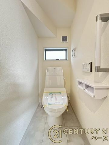 リーブルガーデン椿井 ２号棟 ／新築一戸建のトイレ|■現地撮影写真■１・２階ともに清潔感ある綺麗なお手洗を完備！
