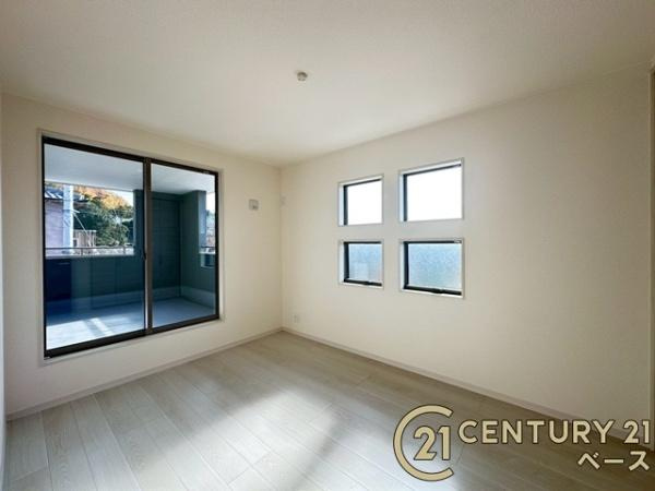 リーブルガーデン椿井 ２号棟 ／新築一戸建の寝室|■現地撮影写真■開放感のある広々した主寝室！他に洋室が２部屋ございます！