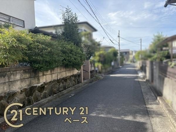 香芝市磯壁６丁目の売地の前面道路含む現地写真|■現地撮影写真■前面道路約4.6ｍ以上で車の出し入れも楽々！