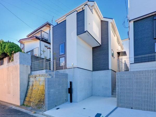 横浜市南区中里４丁目の新築一戸建の外観|周辺は落ち着いた街並み。
是非一度、現地へお越しください。
