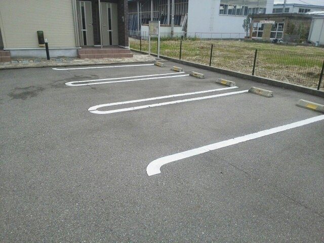 フェリ－チェ　Ⅰの駐車場|駐車場に車を止められます