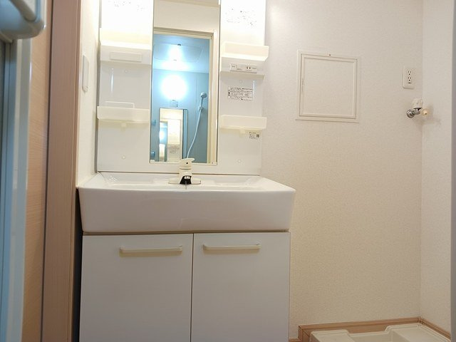 フェリ－チェ　Ⅰの洗面所|明るい洗面所です